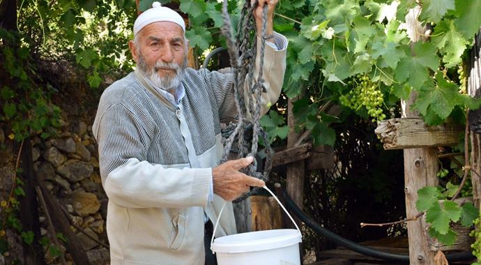 96 yaşındaki dede top peşinde